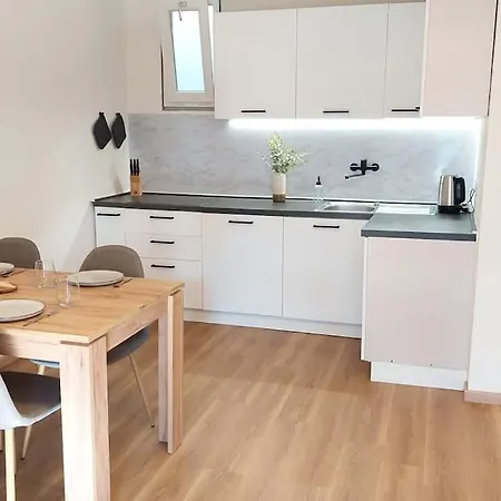 Modern Apartment, 5 Min To Center شقة *