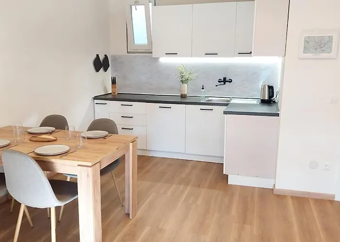 Renovated Flat Close To The Centre Апартаменти *