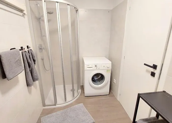 Renovated Flat Close To The Centre Апартаменты *